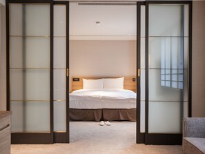 Suite Deluxe, 1 cama de matrimonio grande | Edredones de plumas, caja fuerte, escritorio y cortinas opacas