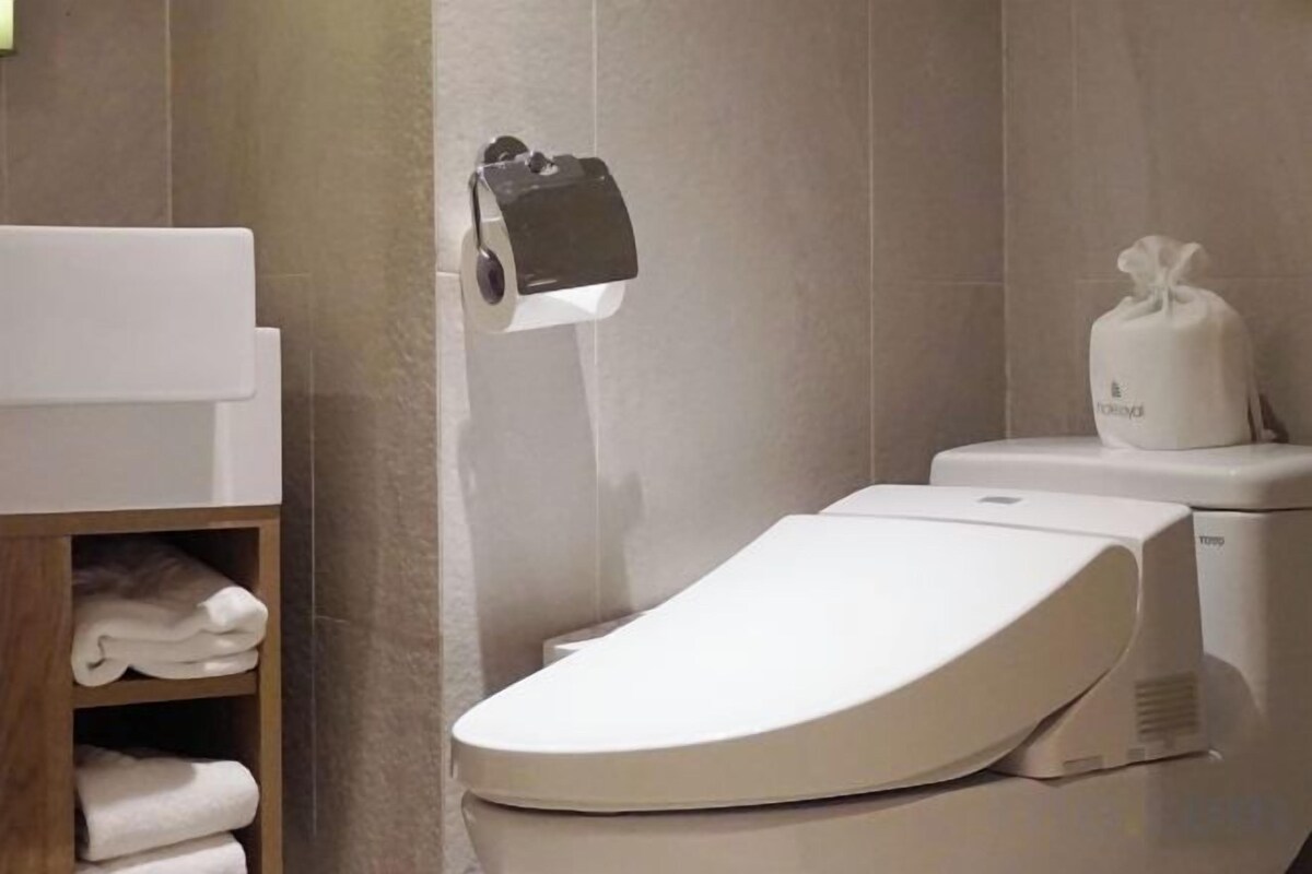 Kamar mandi | Kombinasi shower/bathtub, pengering rambut, handuk, dan sampo