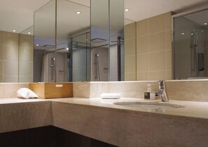 Deluxe Suite, 1 King Bed | Bathroom | Combined shower/tub, hair dryer, towels, shampoo - Royal Inn Taipei Nanxi (Taipei)