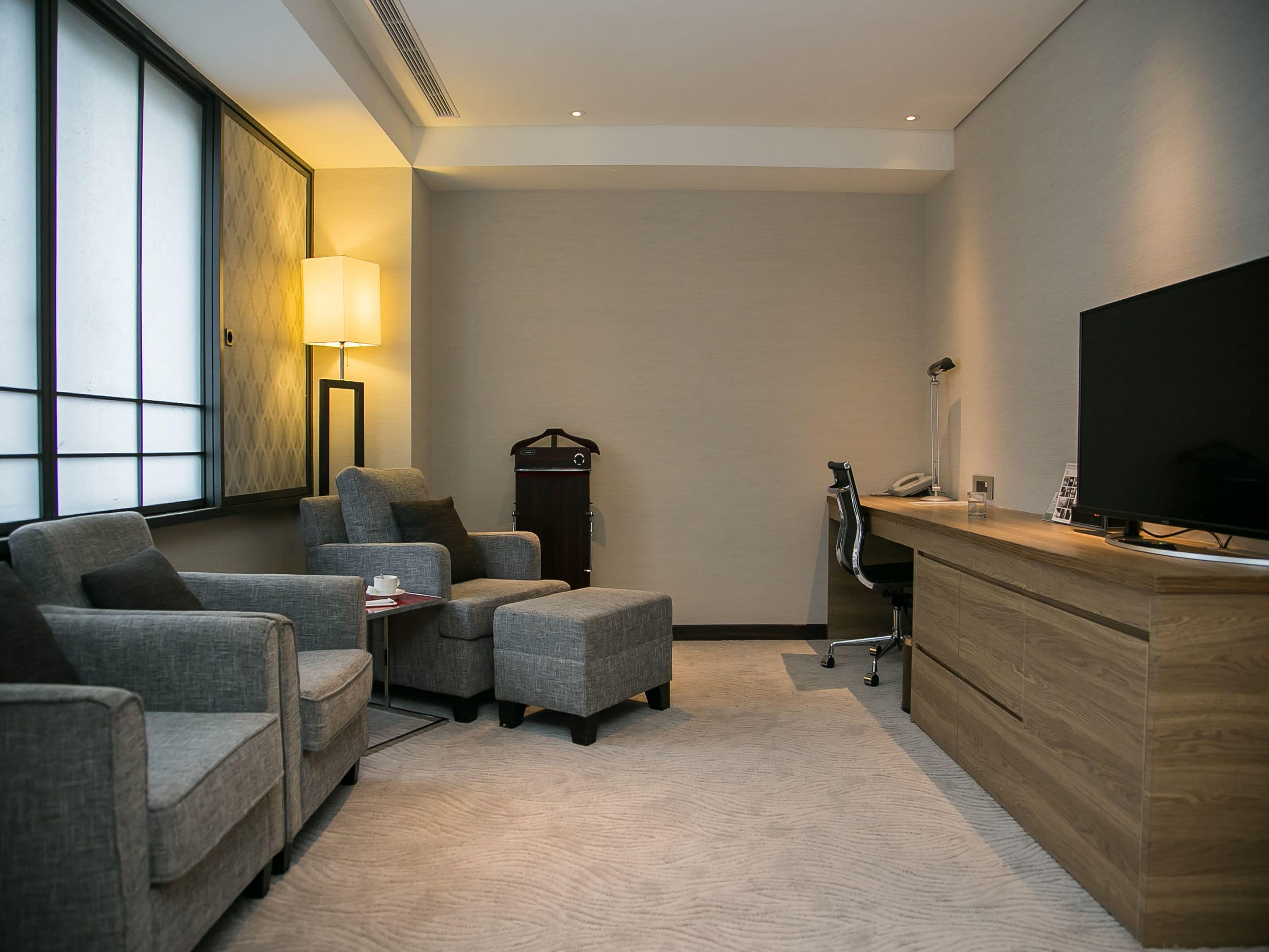 deluxe suite, 1 king bed | living area | 32-inch led tv with cable channels, tv, netflix