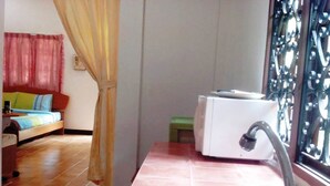 A small kitchen with a sink and a microwave. - Baan Rim Lay Lipa Noi (Koh Samui)