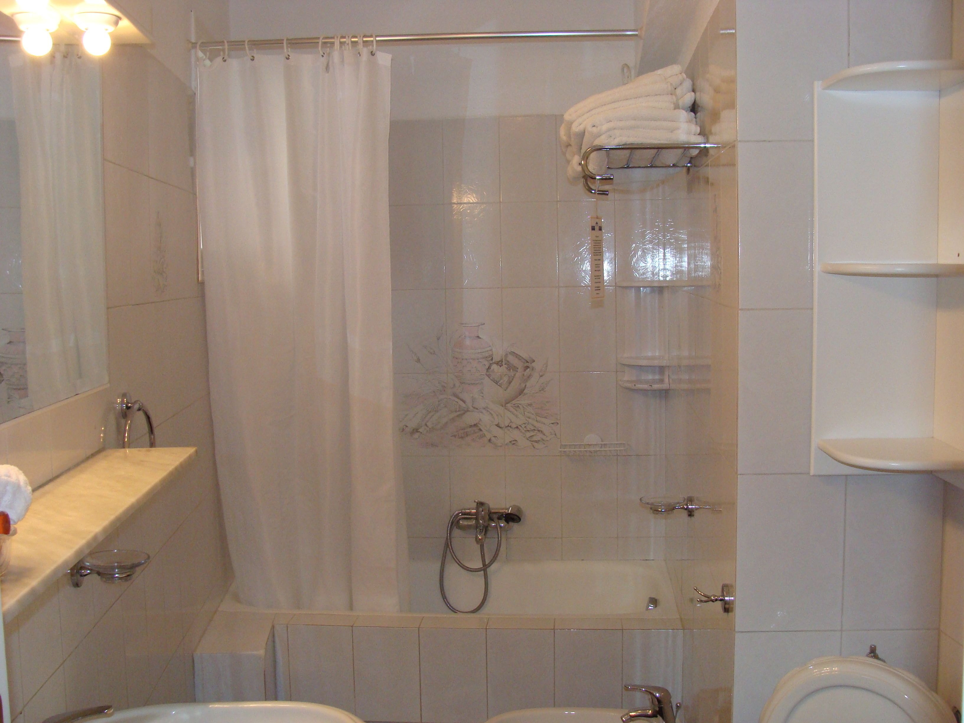 apartment, 2 bedrooms | bathroom | free toiletries, hair dryer, towels