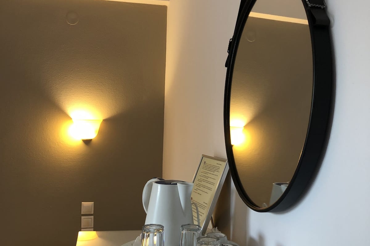 suite | living area | flat-screen tv