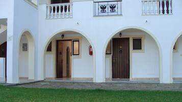 Studio | Premium bedding, in-room safe, iron/ironing board, free WiFi