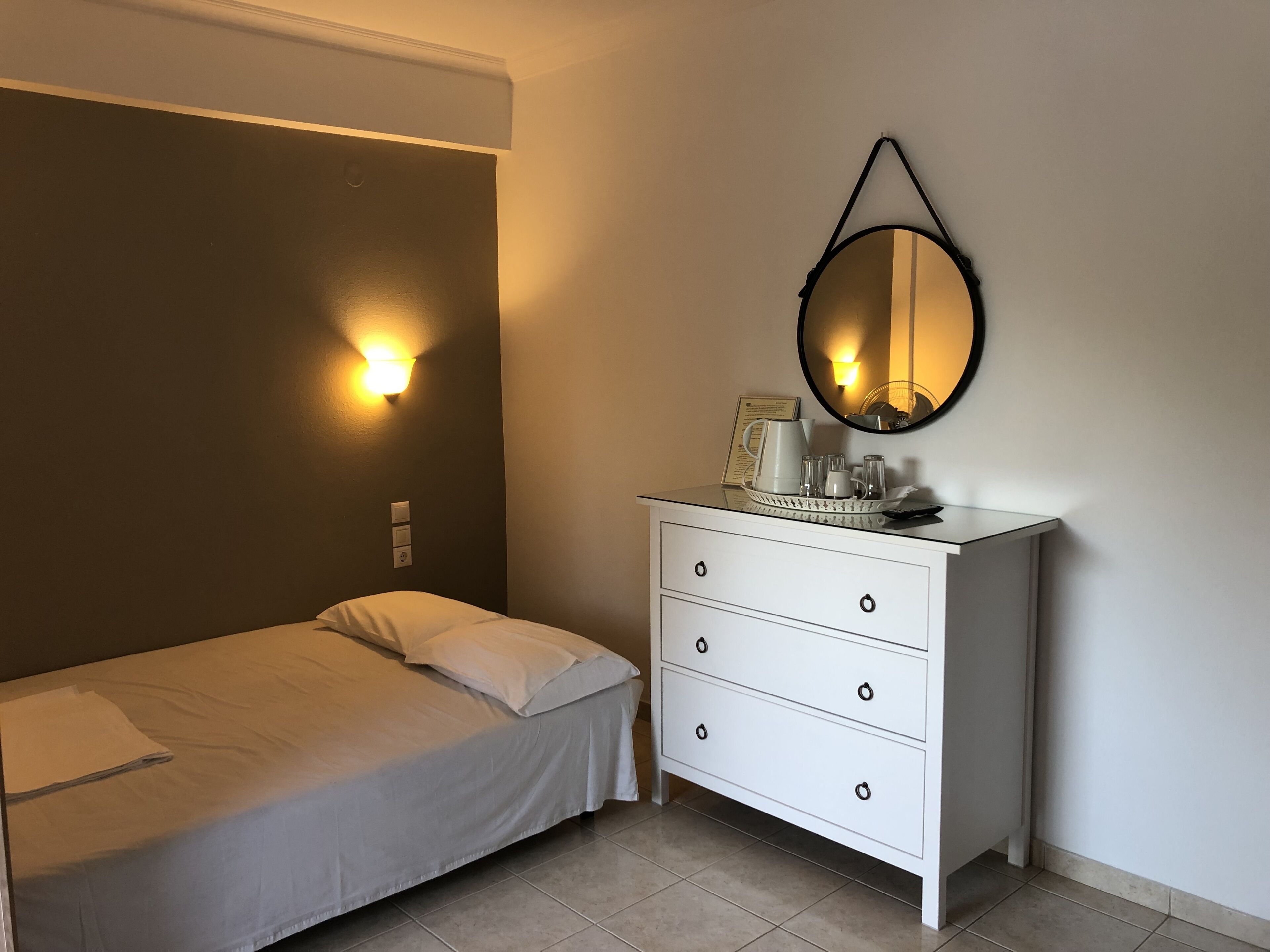 suite | living area | flat-screen tv