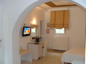 Habitación doble | Ropa de cama de alta calidad y caja de seguridad en la habitación 