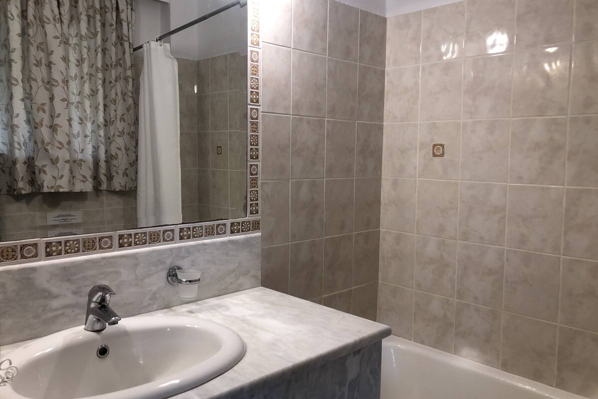 suite | bathroom | free toiletries, hair dryer, towels