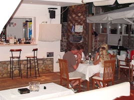Bar junto a la piscina