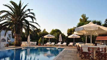 Outdoor pool, pool umbrellas, sun loungers