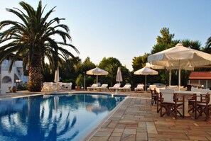 Piscine extérieure, parasols, chaises longues