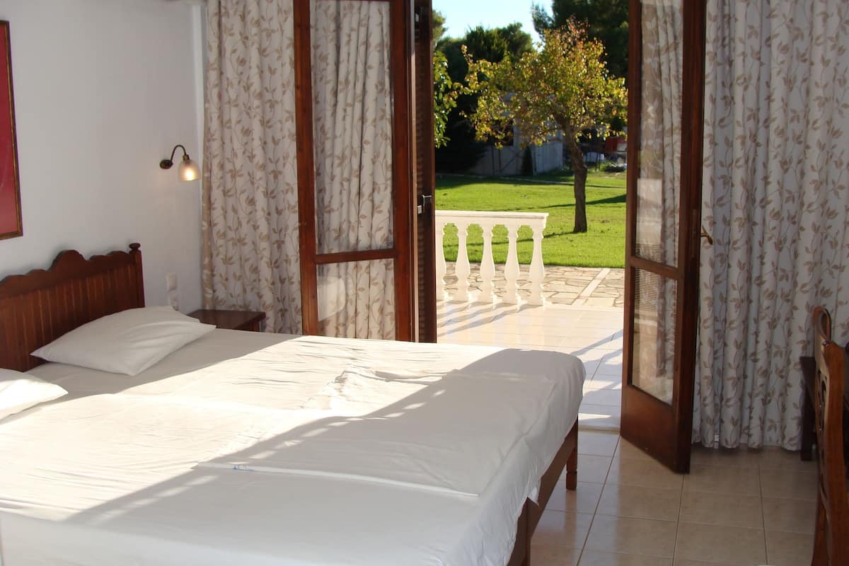 studio | premium bedding, in-room safe, iron/ironing board, free wifi