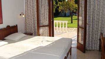 Studio | Premium bedding, in-room safe, iron/ironing board, free WiFi