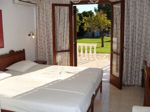 Estudio | Ropa de cama de alta calidad y caja de seguridad en la habitación 