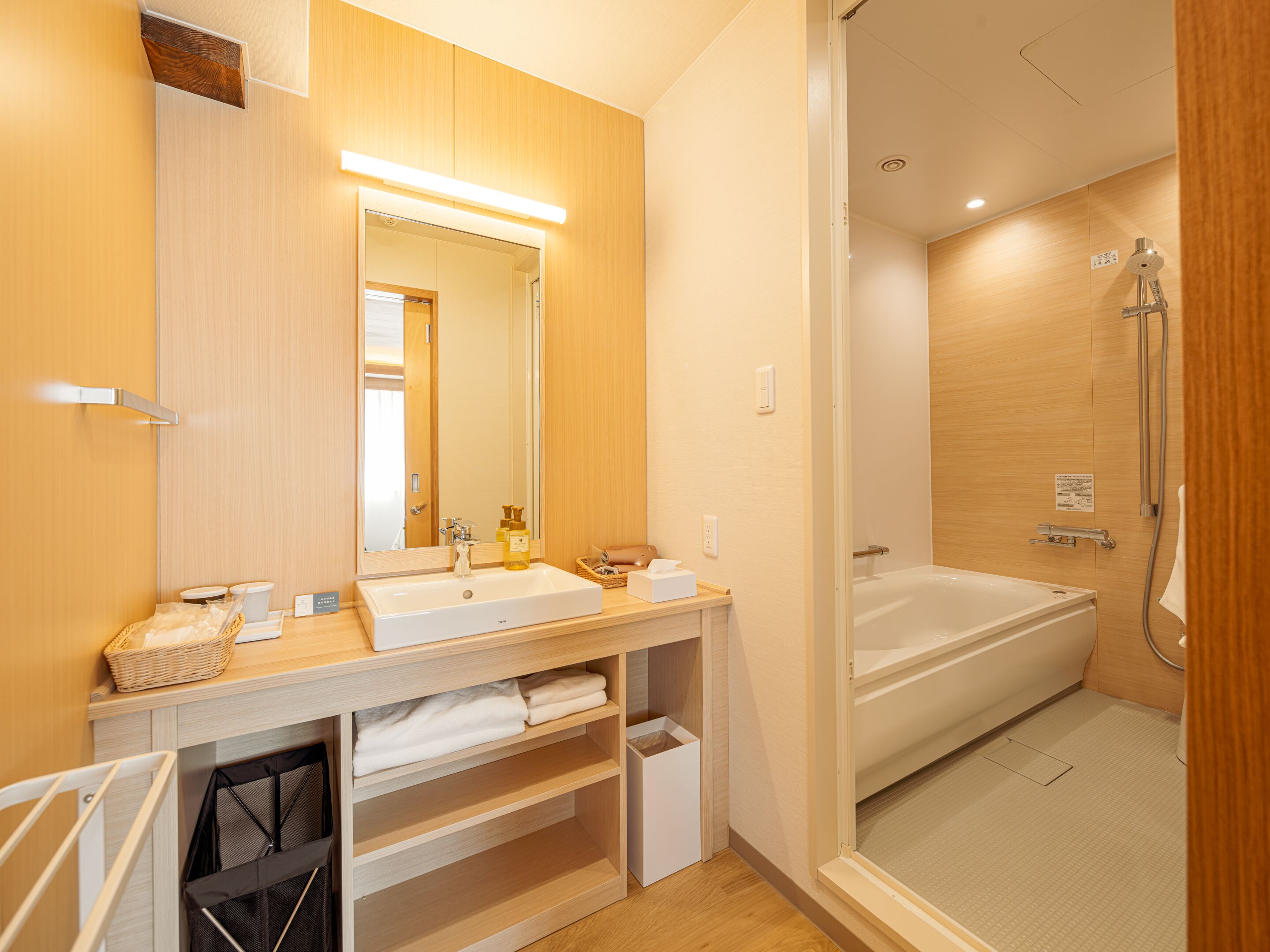 [Non Smoking] Deluxe Superior Twin Room (35 sqm) | Bathroom