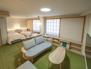 Camera, non fumatori (Family Room for 4 Adults, Renovated) | Una cassaforte in camera, una scrivania, postazione laptop
