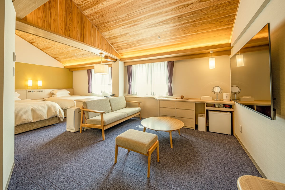 Deluxe Twin kamer, niet-roken (Superior, 35 sqm) | 1 slaapkamer, een kluis op de kamer, een bureau, een laptopwerkplek