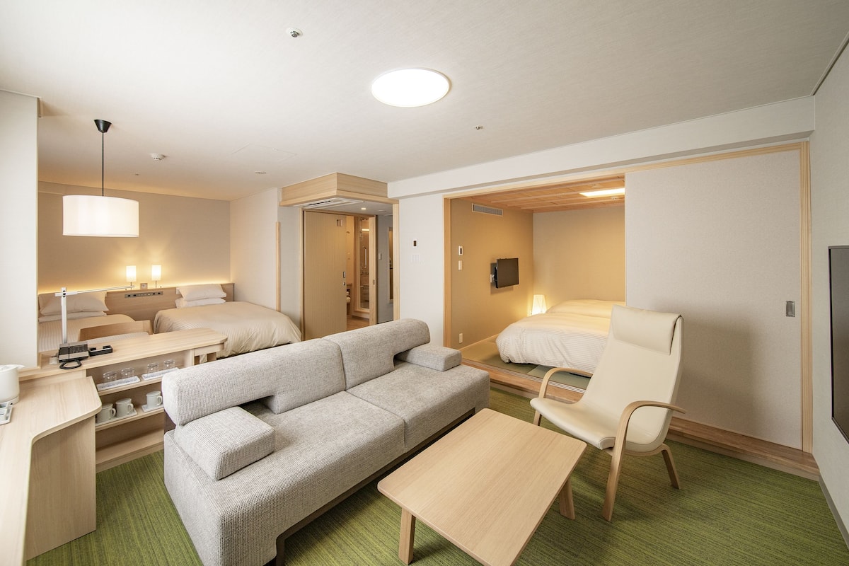 Kamer, niet-roken (Family Room for 4 Adults, Renovated) | 1 slaapkamer, een kluis op de kamer, een bureau, een laptopwerkplek