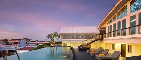 2 piscinas al aire libre, sillones reclinables de piscina