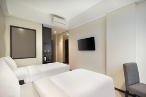 Premium bedding, in-room safe, desk, blackout drapes - Fashion Hotel Legian (Legian)