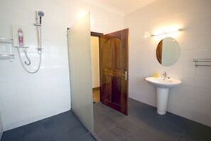 Deluxe-Penthouse | Badezimmer | Dusche, Handtücher