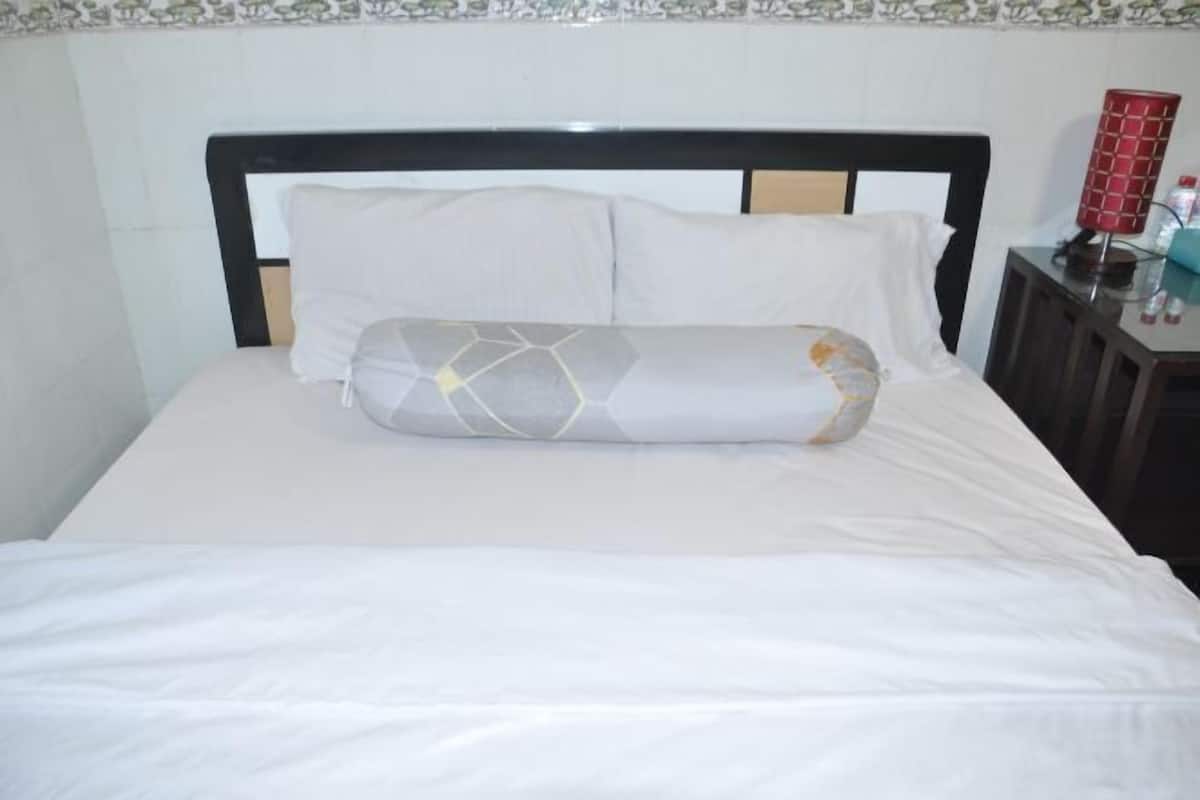 Minibar, in-room safe, rollaway beds (surcharge), WiFi (free)