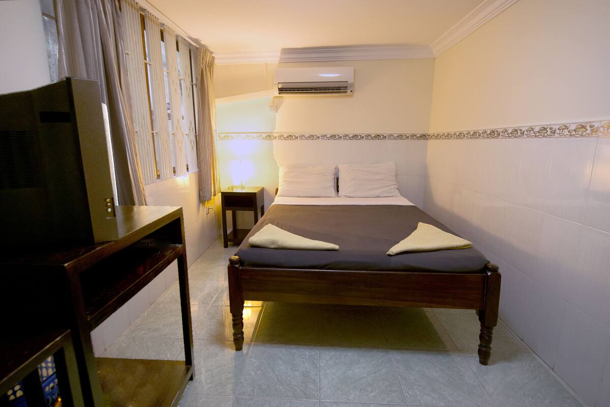 Economy Double Room, 1 Double Bed | Minibar, in-room safe, rollaway beds (surcharge), WiFi (free)