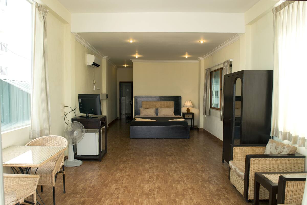 Penthouse Suite | Minibar, in-room safe, rollaway beds (surcharge), WiFi (free)