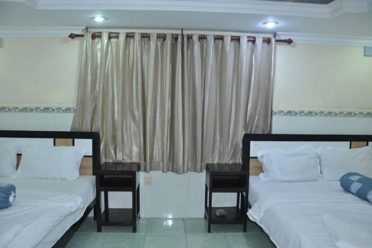 Minibar, in-room safe, rollaway beds (surcharge), WiFi (free)