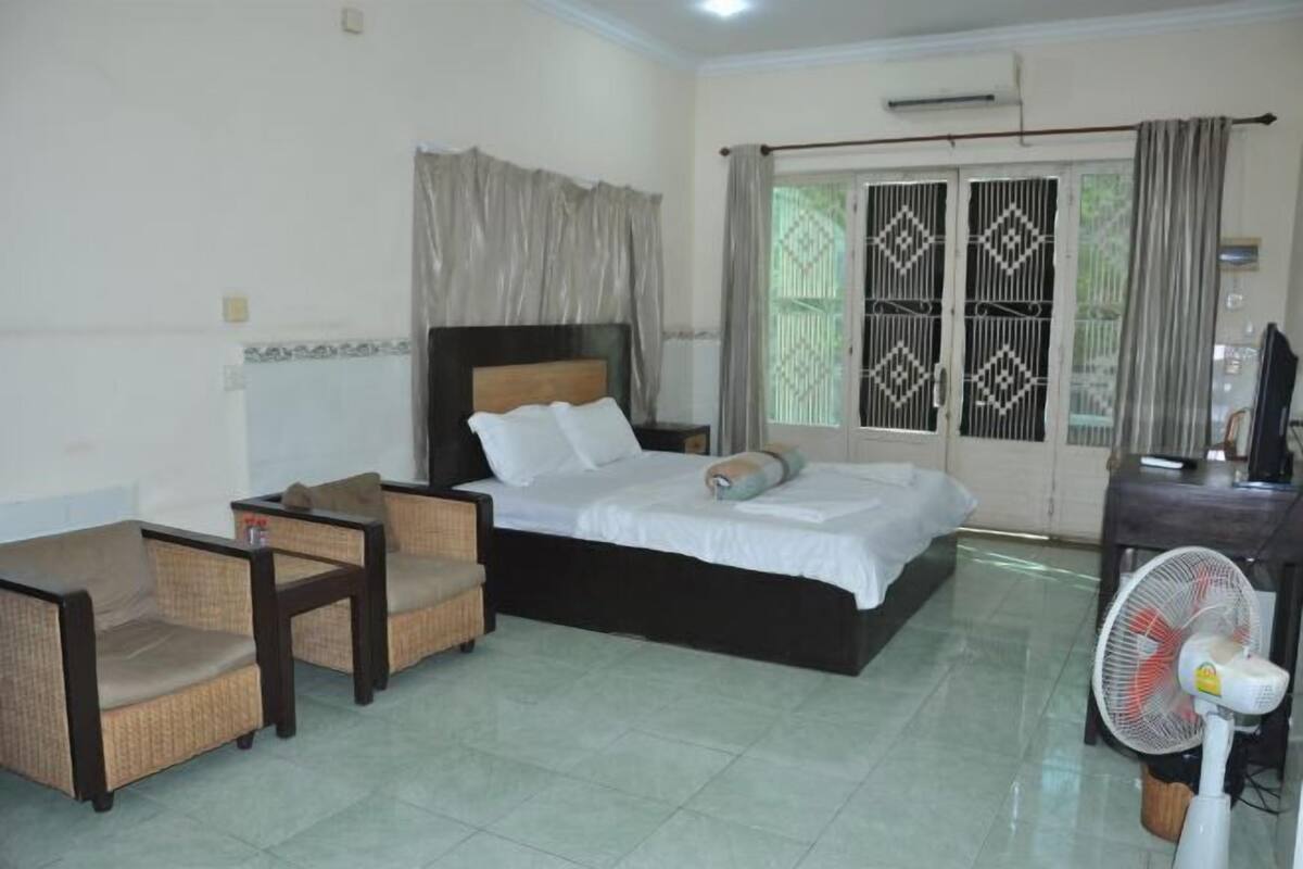 Minibar, in-room safe, rollaway beds (surcharge), WiFi (free)