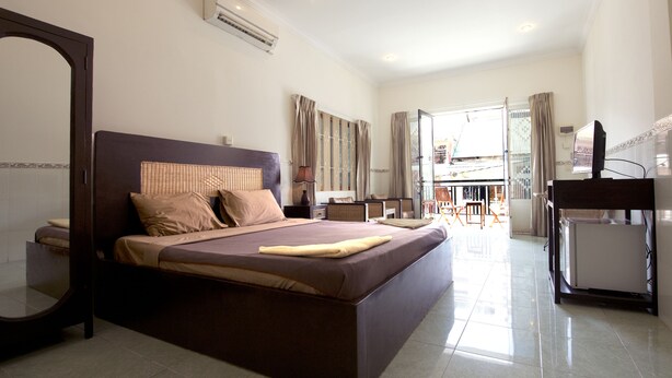 Large Balcony Room (Double, Sleeps 2) | Minibar, in-room safe, rollaway beds, free WiFi - Velkommen Guesthouse - Phnom Penh (Phnom Penh)