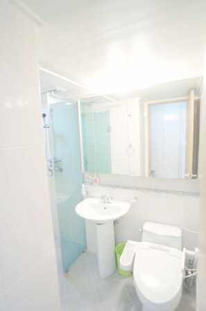 Standard Room | Bathroom | Shower, free toiletries, hair dryer, slippers - Edencity Apartment Samsung Coex Station (Seoul)