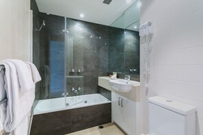 Đồ dùng nhà tắm miễn phí, máy sấy tóc, khăn tắm 