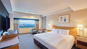 Hypo-allergenic bedding, down comforters, minibar, in-room safe