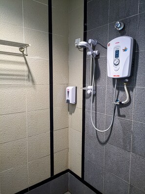 Double King Room | Bathroom | Shower, free toiletries, hair dryer, bidet - Hotel Centre Point Tampin (Tampin)