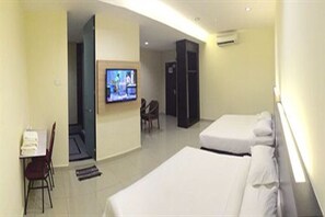 Deluxe Double King Room | 1 多间卧室、办公桌、遮光窗帘、熨斗/熨板