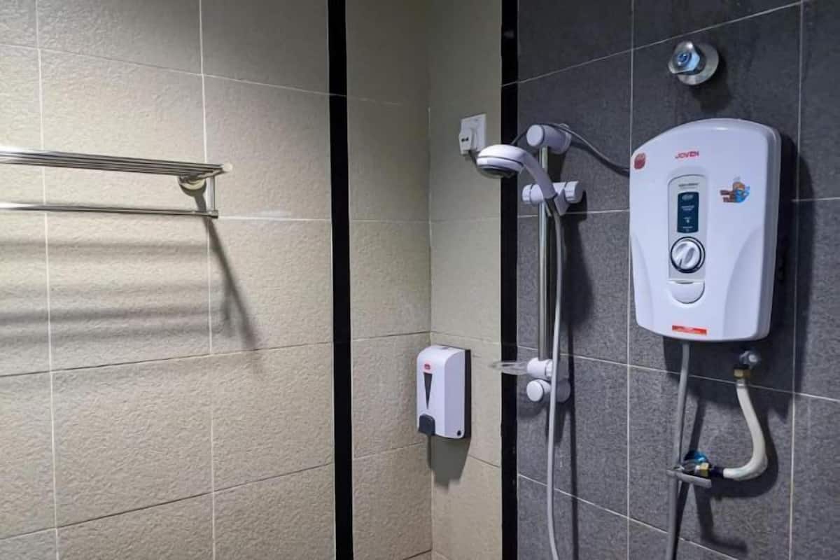 Bathroom | Shower, free toiletries, hair dryer, bidet