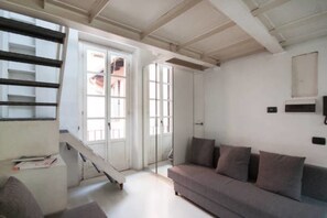 公寓 (Split Level 401) | 起居区