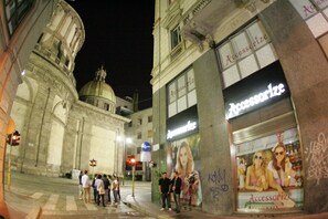 A historic building with a dome and a storefront with a sign reading "Accessorize." - Casa Milano Apartments and Rooms  (Milan)