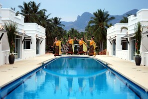 Outdoor pool, sun loungers - Talay Tara Resort (Sam Roi Yot)