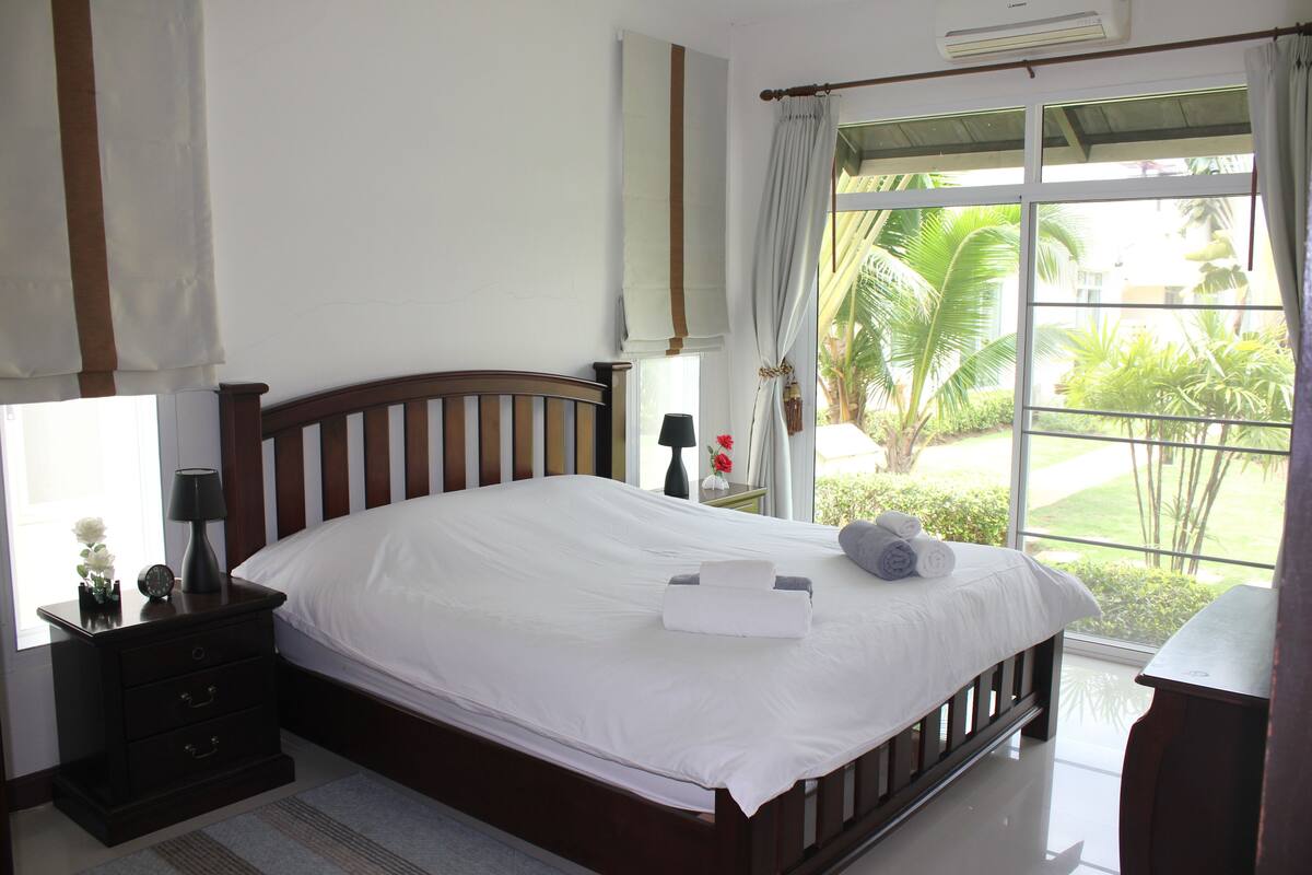 1 Bedroom Deluxe Pool Villa | 迷你吧、房內夾萬、書桌、遮光窗簾/窗簾