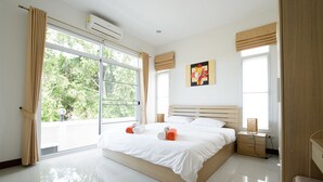 Un dormitorio moderno con una cama grande, una mesita de noche y una ventana con cortinas.