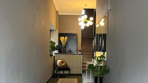 Un intérieur moderne avec un escalier menant à un deuxième étage.