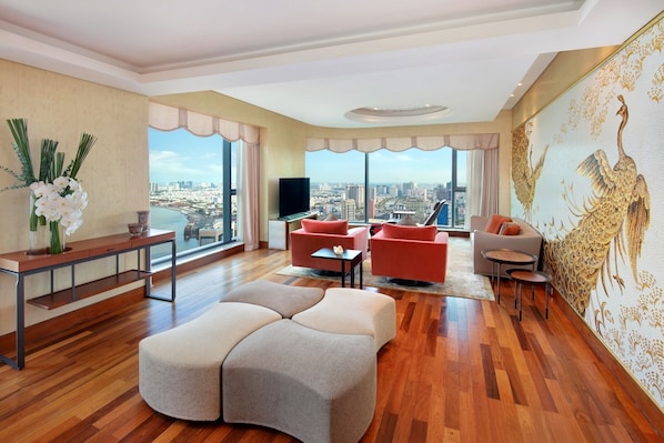 Designer Suite, Club Lounge Access, Free Minibar, City or River View | Oleskelualue | 48–tuumainen LED-televisio, jossa kaapelikanavat