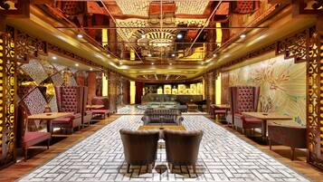 Serves lunch, dinner, and brunch