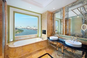 Separate tub and shower, deep soaking tub, rainfall showerhead