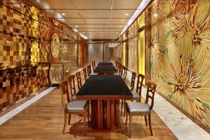 Serviert Mittagessen, Abendessen und Brunch