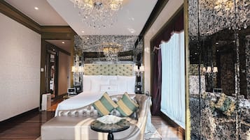 Grand Deluxe King, Free Minibar, City or River View | Italienische Bettbezüge von Frette, hochwertige Bettwaren