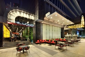 Serviert Mittagessen, Abendessen und Brunch