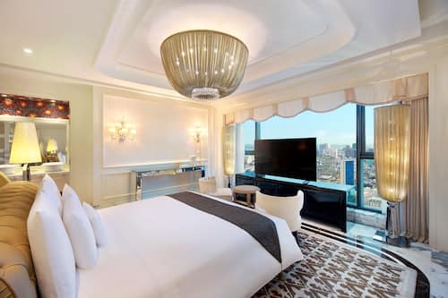 Designer Suite, Club Lounge Access, Free Minibar, City or River View | Sábanas italianas Frette, ropa de cama de alta calidad y edredón