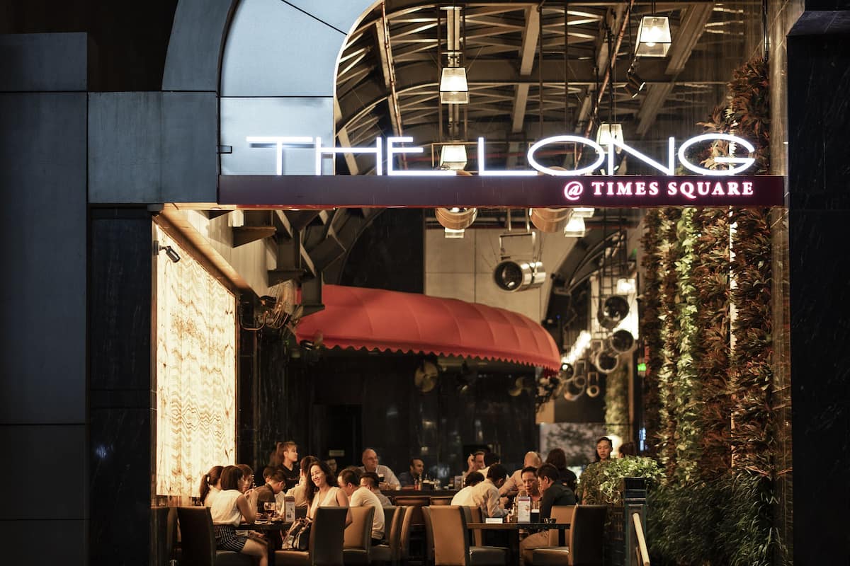 serves lunch, dinner and brunch